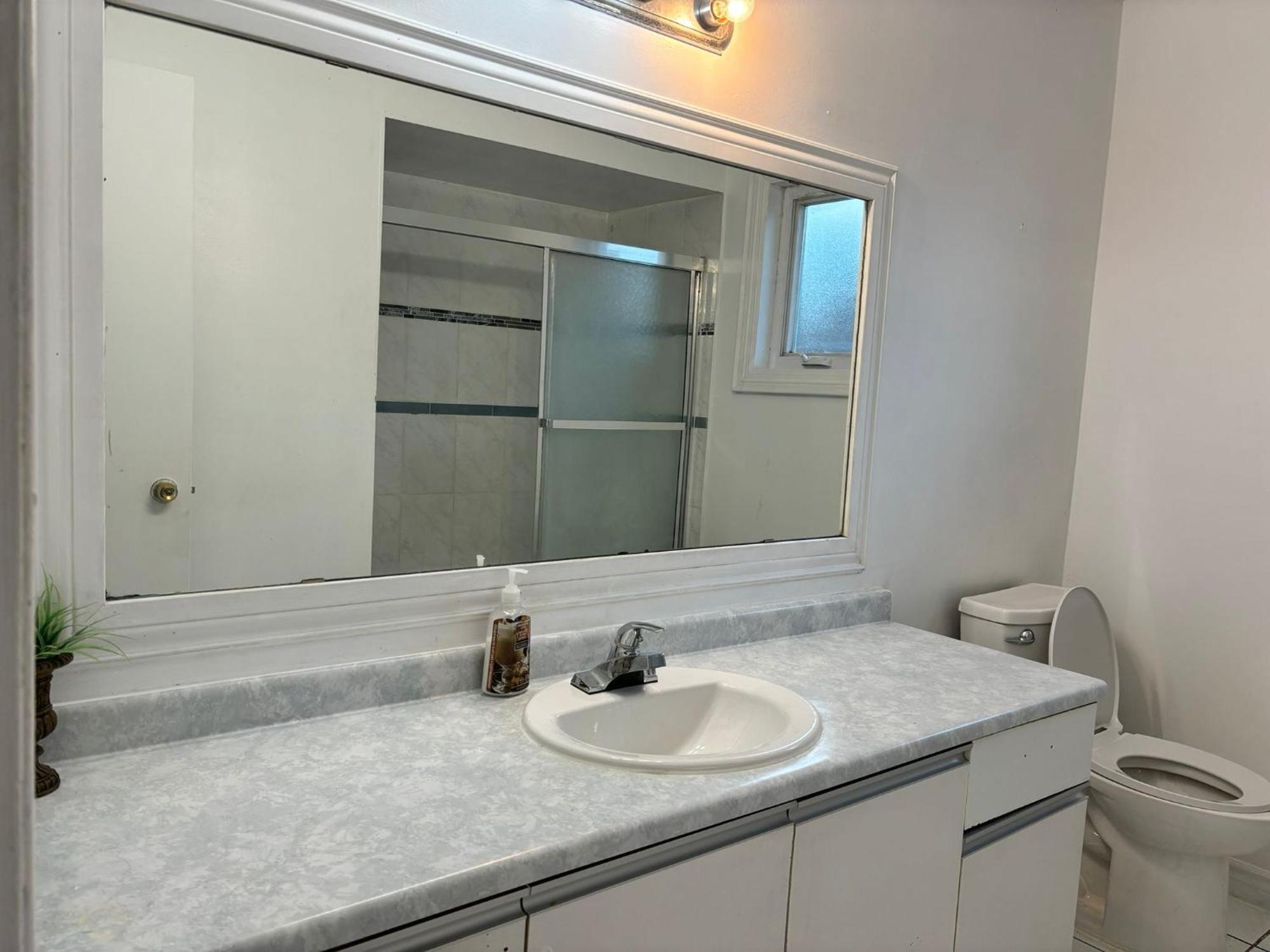 Queen Bedroom Near Sheridan College Μπράμπτον Εξωτερικό φωτογραφία
